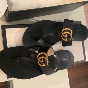 Gucci Black T strap leather sandals